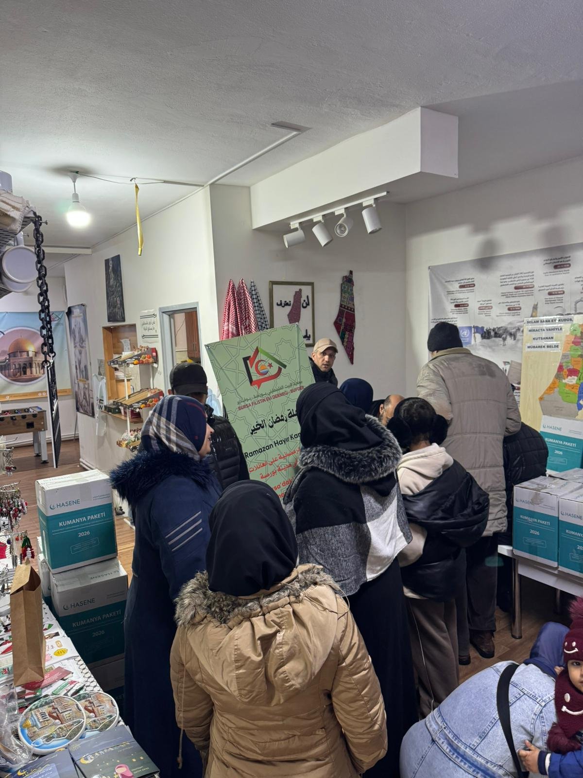 توزيع السلال الرمضانية في مدينة بورصة